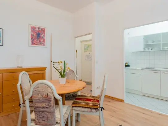 Bright and quiet 2 room Altbau apartment with balcony to the green area near S-Bahn and FU