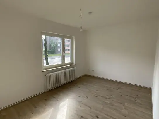 Renovierte 2-Zimmer-Wohnung - mit Badewanne - im Erdgeschoss - in zentraler Lage !!!