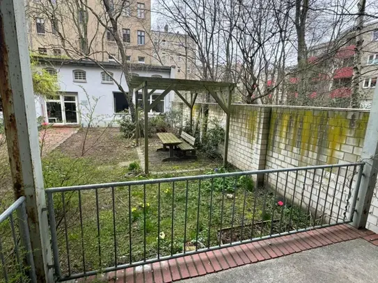 Bed in a homely triple bedroom, near the Beusselstr. train station