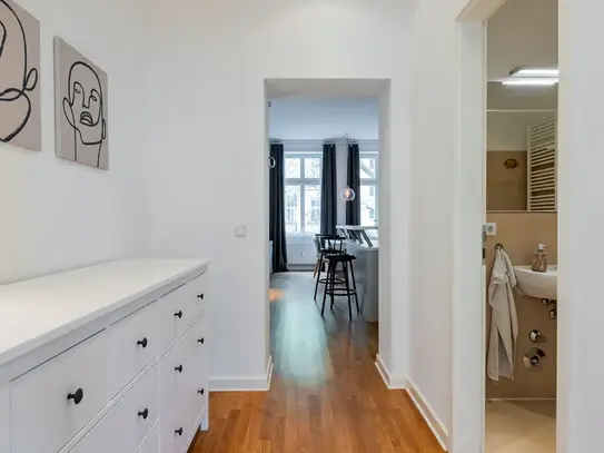 High-quality furnished apartment with elevator in the quiet inner courtyard on Warschauer Str.