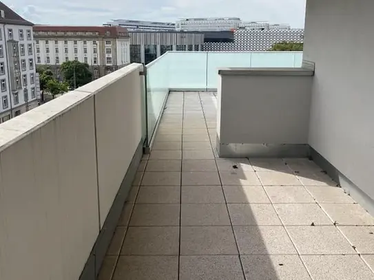 Stilvolle Wohnung mit viel Platz, zwei BÃ¤dern und umlaufender Terrasse!