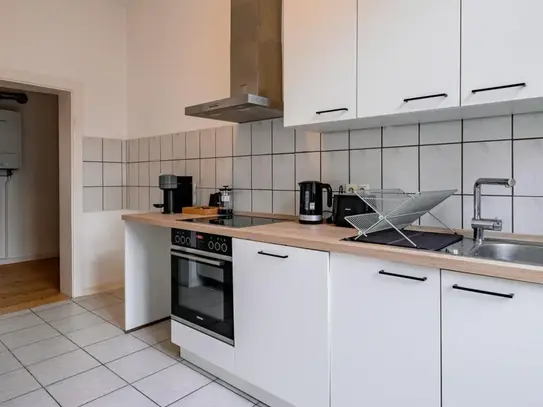 Bright double bedroom in a 3-bedroom apartment, near Frankfurt(M)Galluswarte train station