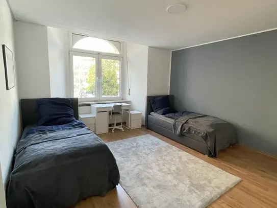 Zimmer in kernsanierter Wohnung mit neuen Möbeln. Altbau mit Charme