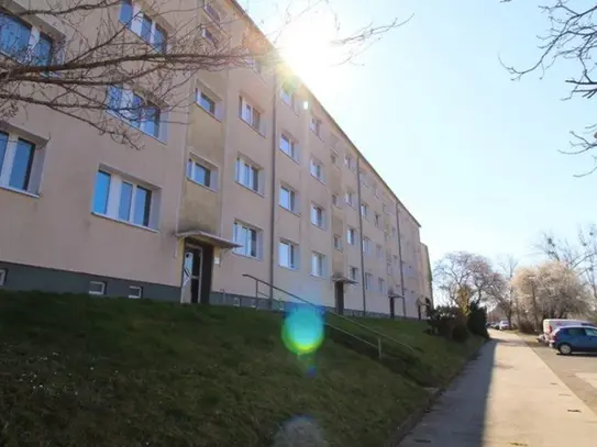 Schicke 2- Zimmerwohnung in ruhiger Lage inkl. Tageslichtbad mit Badewanne + Laminat & Fliesen