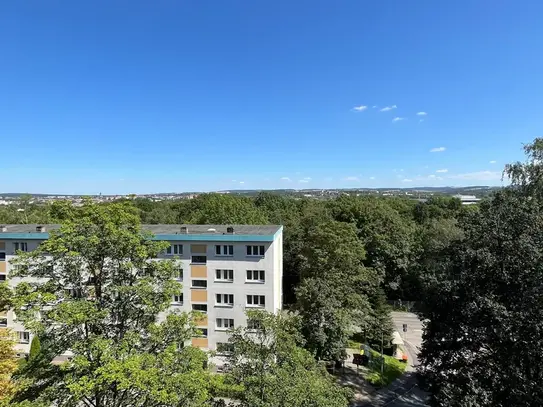 *Traumhafte Aussicht - Herrliche 3-Raum-Wohnung mit Balkon über den Dächern der Stadt!*