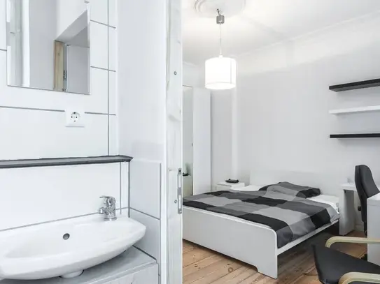 New, modern, chic studio apartment refurbished to highest standards - 2 minutes to train