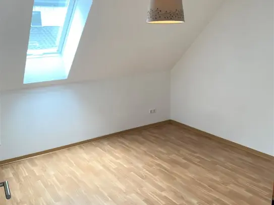 Schicke Obergeschosswohnung mit Balkon!