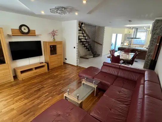 Luxury house in Nürnberg with 2 attached parkings & private garden (subway & autobahn nearby)