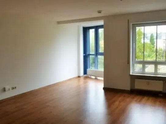 MIT EINEM KLICK ZUM GLÜCK: ANSPRECHENDE SINGLEWOHNUNG MIT BALKON UND AUFZUG...