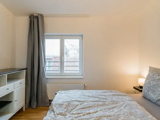 Bright Water-View-Apartment with 3 Rooms and Balcony in Friedrichshain