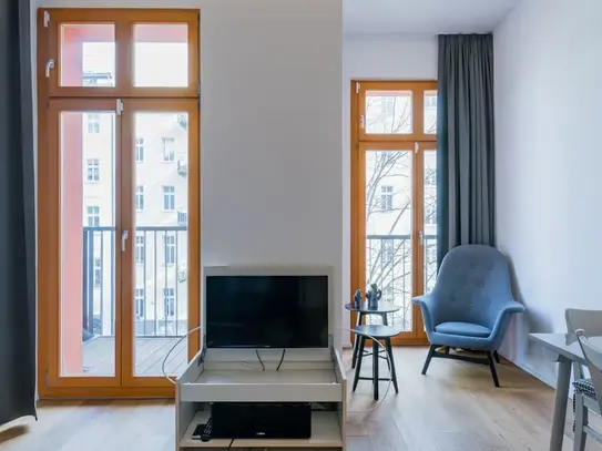 Modern studio apartment with balcony central in Friedrichshain (Berlin)