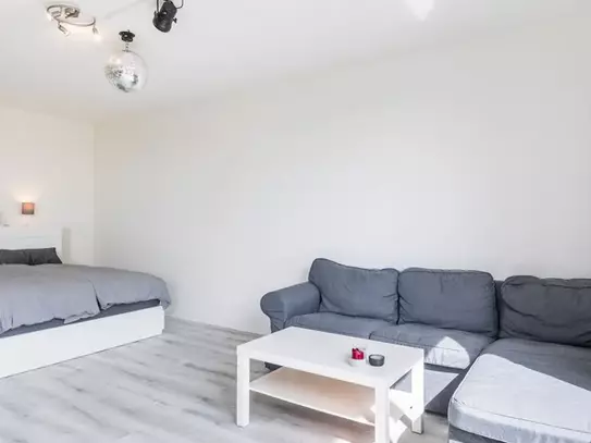 All-Inclusive: newly furnished 1-room-apartment with view over Hamburg + balcony + kitchen
