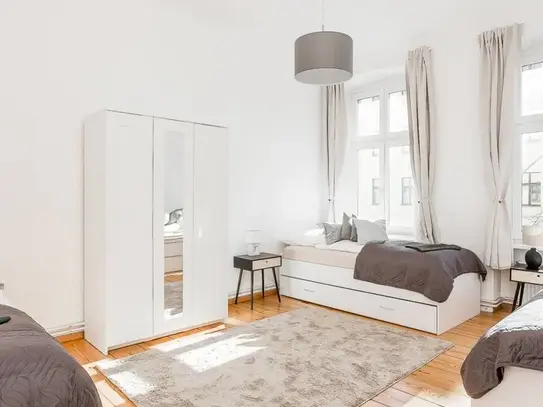 Sunny old building apartment, modern furnished and very well connected, in Charlottenburg for up to 6 people.