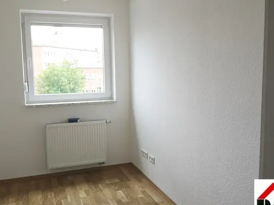 *Neu modernisiert - 3 Zimmer - hell - Balkon - ruhige Seitenstrasse*