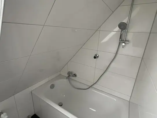 2-Zimmer-Wohnung im Dachgeschoss mit Badewanne in Wilhelmshaven- Nähe City !!!