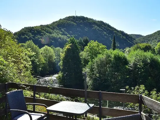 Adlerhorst am Rursee/ Eifel: kleines Ferienhaus mit großer Sonnen-Terrasse - Video Online – zeitwohnen.de