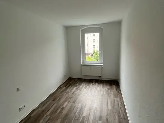 *Wunderschöne Altbauwohnung mit Balkon, Einbauküche, Kamin & modernem Tageslichtbad im 2. OG*