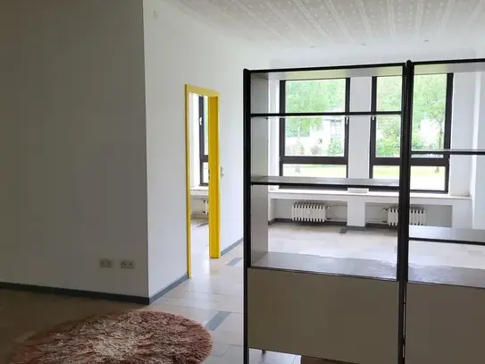 Helle 2 Zimmer Wohnung (Hochpaterre) zur Miete mit Balkon in ruhiger Wohngegend!