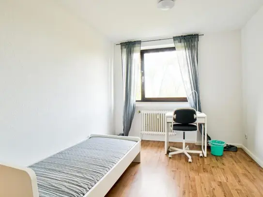 Cool single bedroom in a 3-bedroom apartment near Elbruchstraße transport station