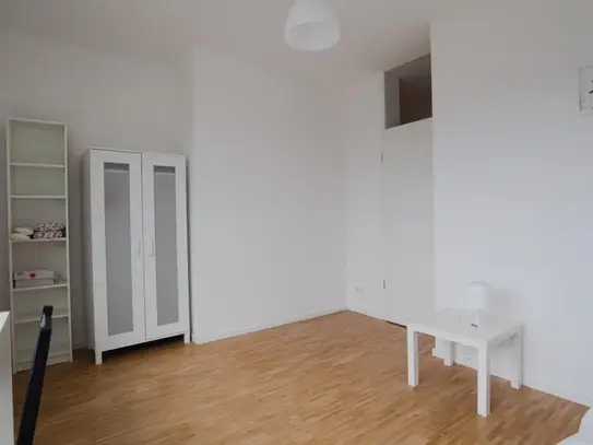 Inviting single bedroom near the Hackerbrucke train station