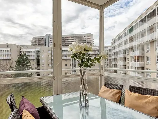 Modern 2 room apartment in the heart of Munich with private parking