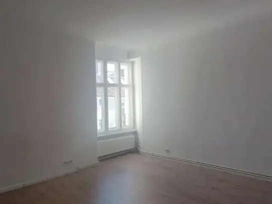 2-Zimmer-Altbau mit Balkon wartet auf neue Mieter!