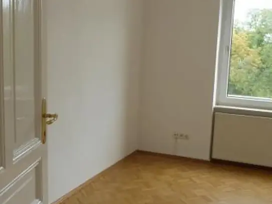 Im Stadtaltbau in der Germaniastrasse werden zwei Zimmer mit Wohnküche im ersten Stock frei!