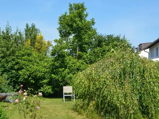 Großzügige 4-Zi.-Erdgeschosswohnung mit schönem Garten in TOP-Wohnlage!