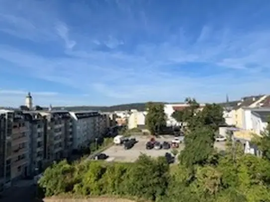 Treppensteigen wird mit Aussicht belohnt! 3-Raum-Wohnung mit Badewanne und Balkon zu haben.