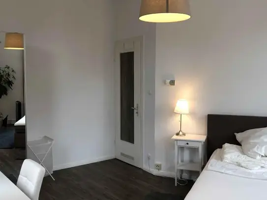 Ample single bedroom in a 3-bedroom apartment in Innenstadt II