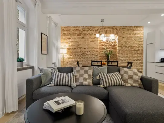 Luxurious, freshly renovated 4 room apartment in Prenzlauer Berg in the heart of Berlin.