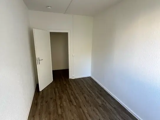 *Direkt neben Schule & KiTa! - Frisch sanierte 4-Zimmer-Wohnung mit Tresen und Balkon*