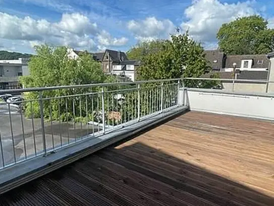 Bahnhofsnähe! Kernsanierte 3-Zimmer-Wohnung im 2.OG mit großem Balkon im Herzen von Hennef