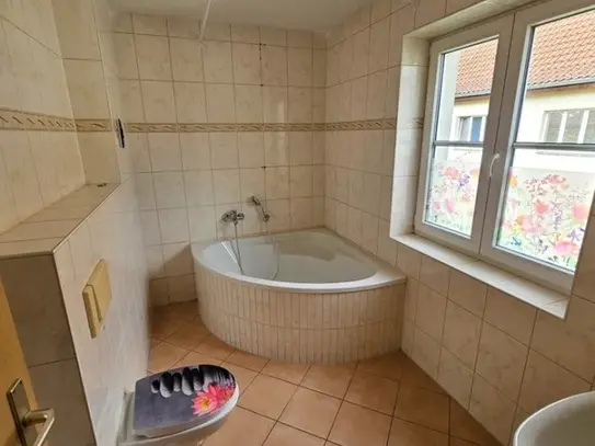 Idyllisch gelegene 2- Zimmerwohnung inkl. Tageslichtbad mit Badewanne+Balkon+separater Küchenbereich