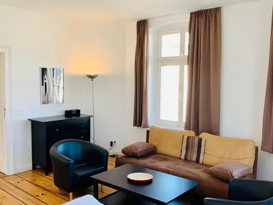 3 large rooms in classical Berlin building with lift close to Kollwitzplatz and ALEX