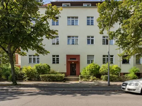 Double bedroom in a spacious 6 bedroom apartment in Wilmersdorf