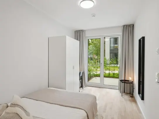 Bright double ensuite bedroom in Mitte