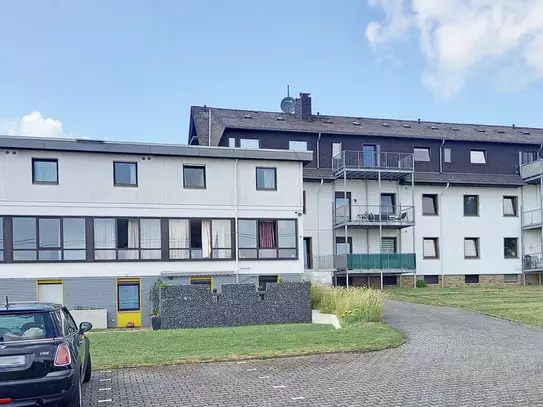 Helle 2 Zimmer Wohnung (Hochpaterre) zur Miete mit Balkon in ruhiger Wohngegend!