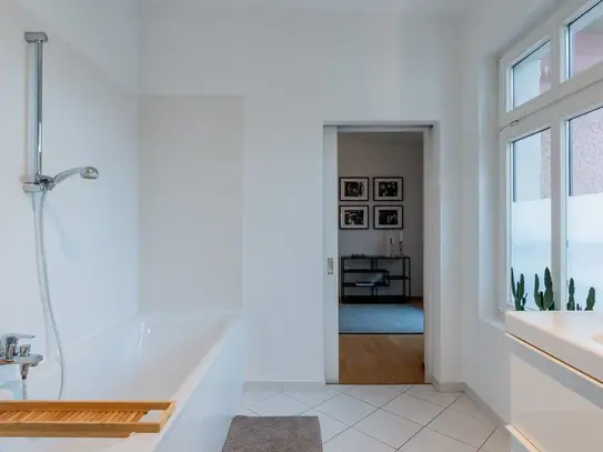 Spacious, light-flooded penthouse in Berlin-Mitte with fireplace, roof terrace & balcony.