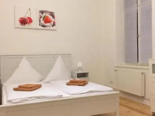 Pretty nice double bedroom near the Zoo in very central Charlottenburg district