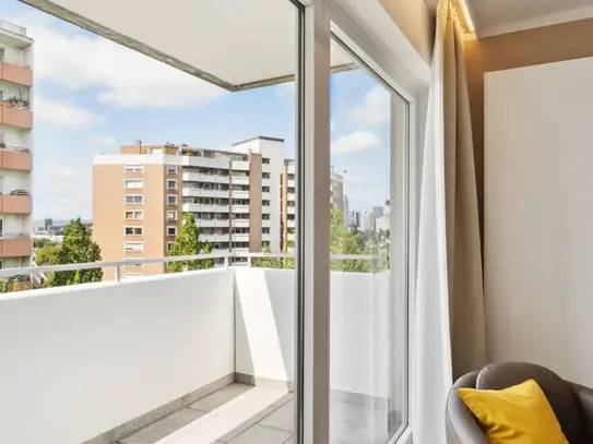 Bright, Freshly Renovated 1 Bedroom Apartment With Balcony Over the Roofs of Frankfurt