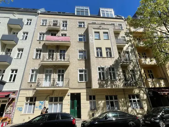 In 2022 newly renovated & charmingly furnished old building flat in the heart of Friedrichshain