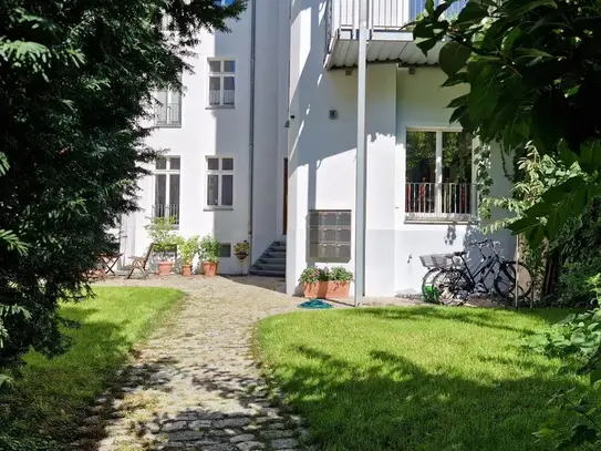 Furnished apartment in Mitte for women only