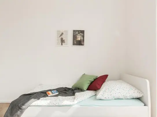 Amazing single bedroom in a 5-bedroom apartment near Prenzlauer Allee/Ostseestr. (Berlin) tram stop