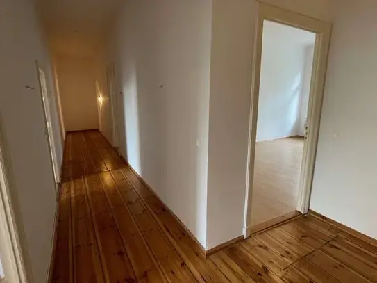 Großzügige 5-Zimmer Altbauwohnung mit 2 Balkonen!