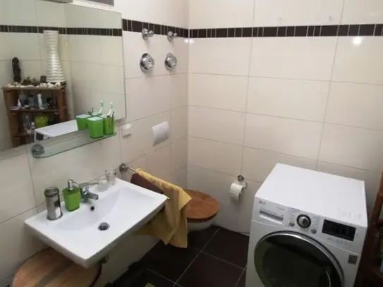 Gemütliche Dachgeschosswohnung mit 2 Zimmern + Bad mit Badewanne+Abstellraum+Laminat+Oberlichter