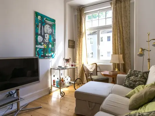 Stylish and modern-antique mix: Beautiful 2 room apartment in central Frankfurt City + E-Scooter