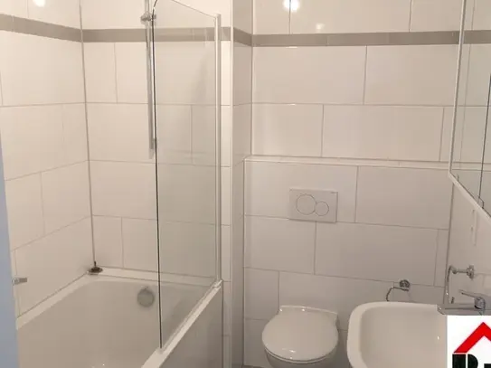 *Neu modernisiert - 3 Zimmer - hell - Balkon - ruhige Seitenstrasse*