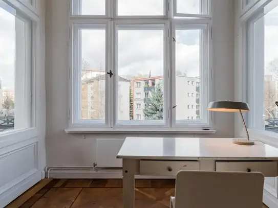 Stylish & grand Gründerzeit apartment with original parquet flooring from the period