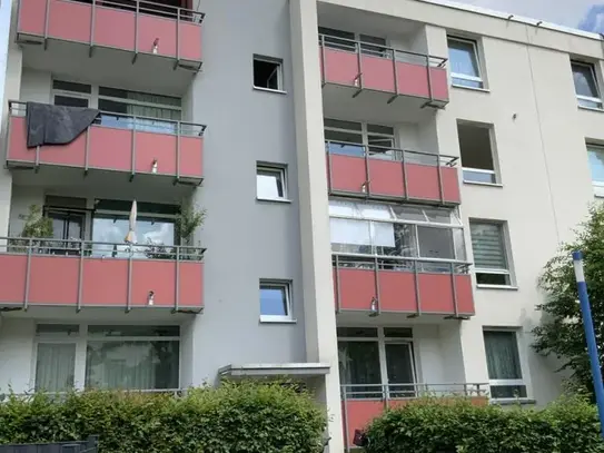 Modernisierte Familienwohnung mit zwei Balkonen und neuem Badezimmer